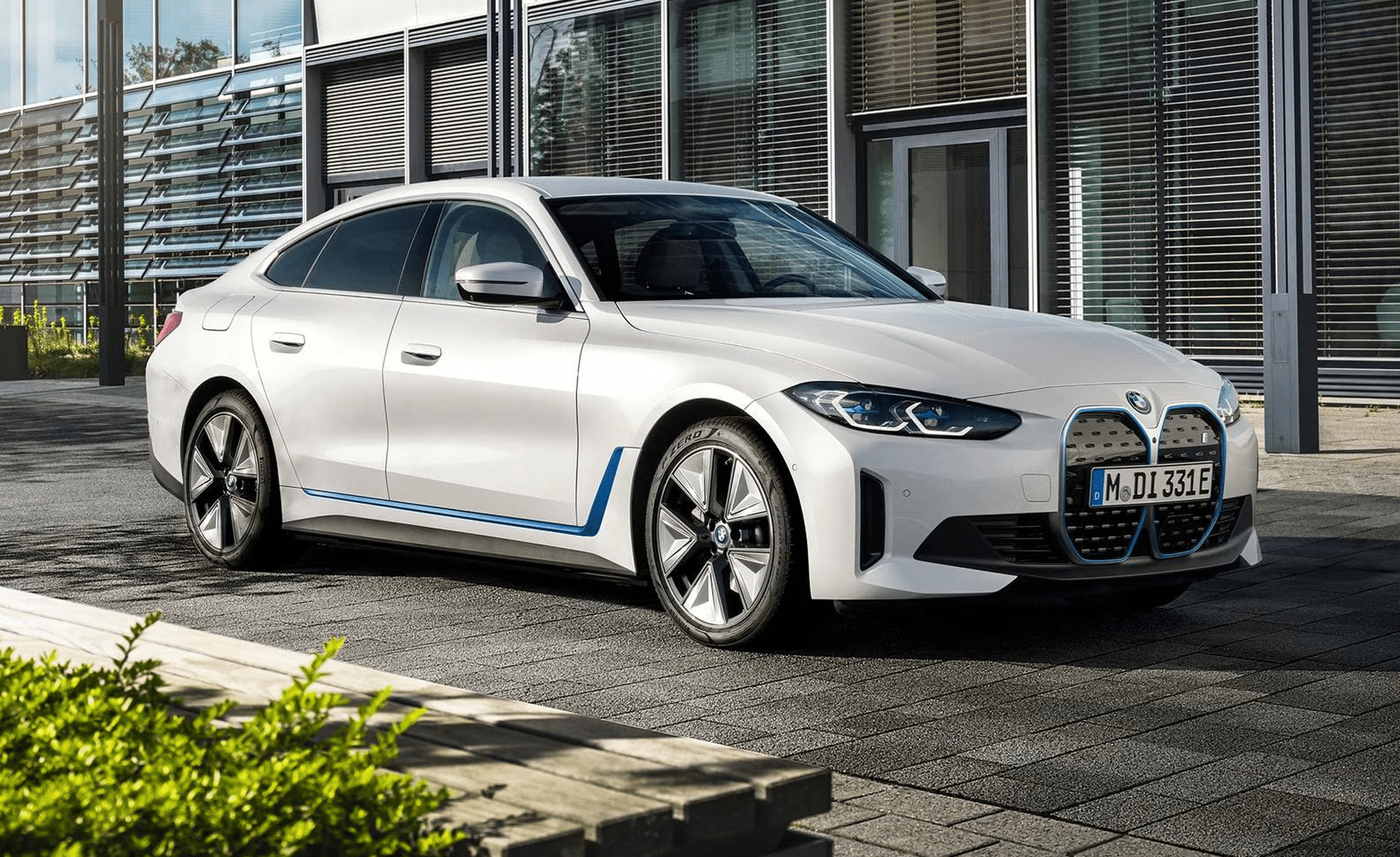 Khám Phá Bộ Đôi Xe Điện BMW EV Với Chính Sách Giảm 100% Phí Trước Bạ, Kèm Theo Ưu Đãi Giảm Giá Đến 10% Giá Trị Xe
