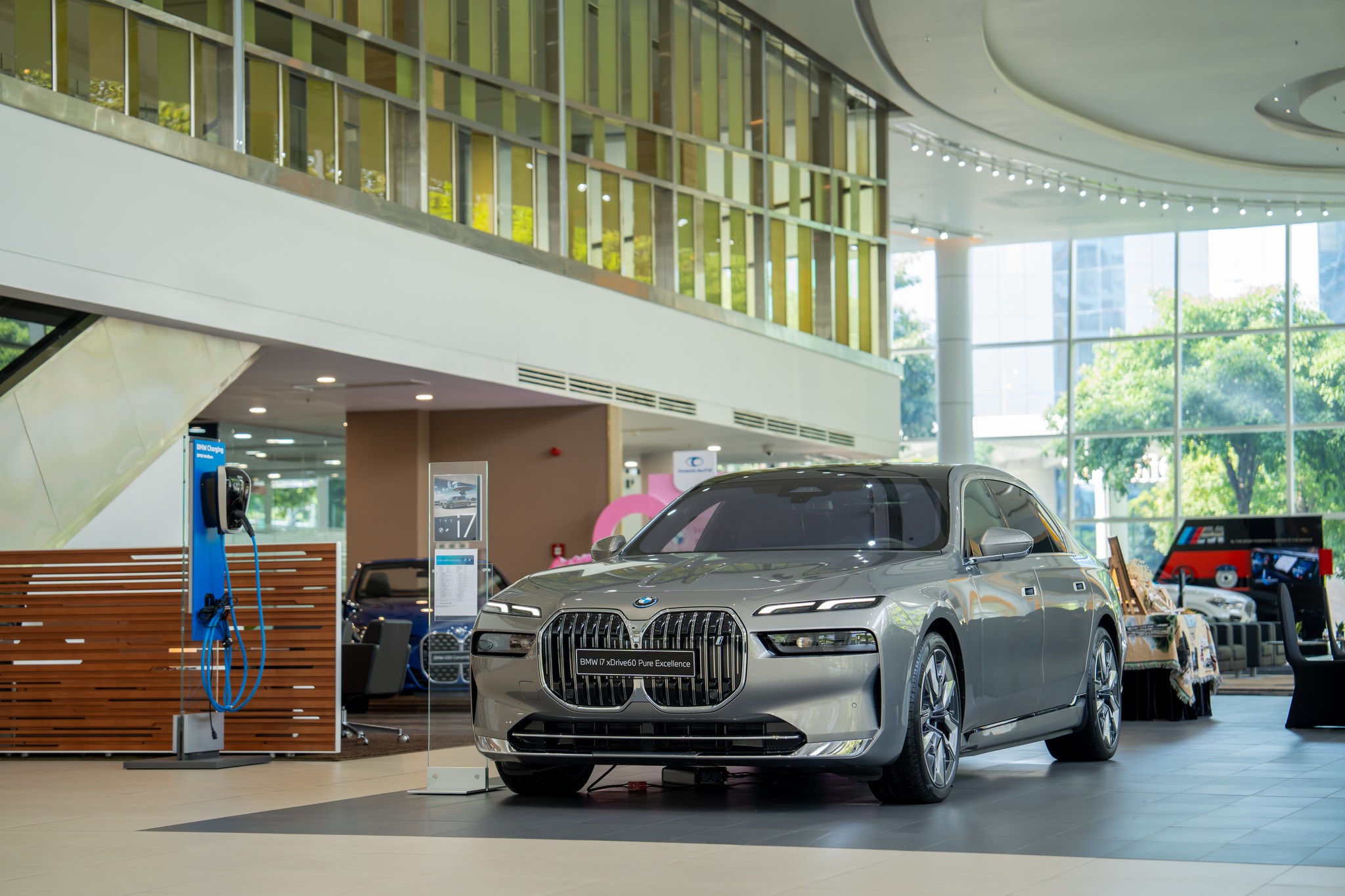 Summerfest - Khơi dậy niềm hứng khởi trên mọi thành trình cùng BMW 7 Series & BMW X7