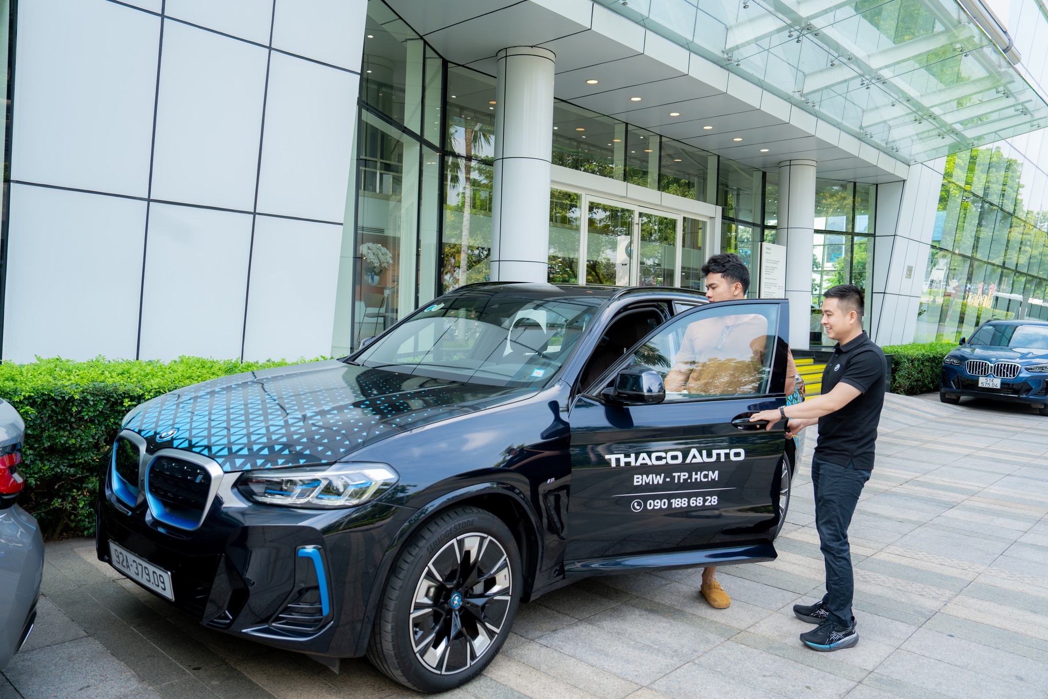 Summerfest with Great Deals - Tiên phong trong công nghệ xanh cùng BMW i4, BMW iX3 với ưu đãi đến 100% phí trước bạ